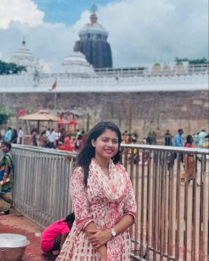 Oindrila Bose Instagram - প্রভু আমার, প্রিয় আমার পরম ধন হে
চিরপথের সঙ্গী আমার চিরজীবন হে

#jayjagannath #puri #positivity #postoftheday