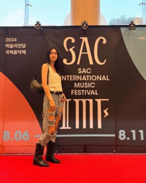 Ok Ja-yeon Instagram - 🖤
내게 봄의 바흐를 알려준 유센 형제
클래식계의 아이돌
나 아이돌 좋아하네 두둠
한국 자주 와요
🤍
백만년만에 샵에서 메이크업 받았기 때문에 사진도 백만장찍고
유센 형제보다 내 얼굴이 많아서 웃기지만 다 올려버린다
야호 나도 이제 스무장씩 올릴 수 있다요