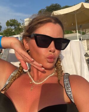 Oksana Adamovich Instagram - Я тут немножко отдыхаю, набираюсь сил, а медитации даже не надо включать, меня так срубает шум моря, и в 8 вечера я уже сплю, как младенец и ничего не могу поделать с этим ощущением сонливости. Я ем чебуреки и это моя традиция каждый год на море поесть горячий чебурек, выпить домашнего гранатового вина и поесть виноградную чурчхелу с грецким орехом. Наверное, я за час съедаю уже 1500ккал, но я не переживаю, я осознаю это питание и не рву на голове волосы. Всё так нестабильно, тело постоянно меняется и моё ментальное состояние. Когда-то я приезжала сюда к морю с больной душой, я была словно прозрачная, невесомая и сливалась с ветром, я просила у моря подарить мне немного его силы и успокоить меня. Сегодня я здесь, как второе море, как гора, как стихия. Моя жизнь настолько обнулилась за 2 года, у меня поменялось абсолютно всё- от меня самой, значения меня в социуме и карьере, так же я стала понимать своё значение в семье.