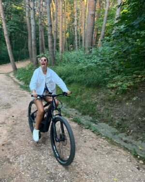Oksana Fyodorova Instagram - Ну что красивая , поехали кататься ? 🚴‍♂️🚴‍♂️🚴‍♂️
Мой дебют  на горном велосипеде ! 🔥🔥🔥
#природалечит#обновление#велосипед #кисловодск #парк#драйв#немногострашно