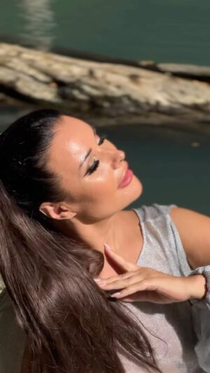 Oksana Fyodorova Instagram - Прислушайся к природе . Ее тишина успокаивает лучше , чем миллионы слов . 🌳🌳🌳💧💧💧
Салон @modi.sochi
MUA @elizaveta333
HAIR @stylist_ivanovaekaterina
Видео @chudo_s_dobrom