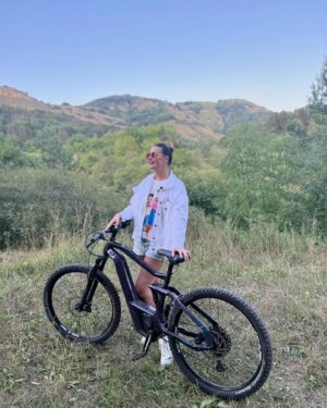 Oksana Fyodorova Instagram - Ну что красивая , поехали кататься ? 🚴‍♂️🚴‍♂️🚴‍♂️
Мой дебют  на горном велосипеде ! 🔥🔥🔥
#природалечит#обновление#велосипед #кисловодск #парк#драйв#немногострашно