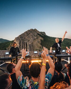 Ólafur Arnalds Instagram - Live with the iconic @kiasmos_ 🤍 

@sisteron_maville 
📷 @maxime_chermat