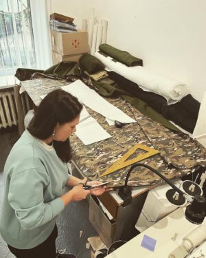 Oleg Zagorodnii Instagram - Як працюють ваші гроші:отримую гроші, потім планую виробництво на наступні три місяці(ранійше планував на місяць,але ми стали виробляти значно більше,тому це тепер значно довше). Потім я замовляю тканини,фурнітуру і Оксана @lebedinskaya_ksu розробляє певну модель(це може бути кітель,штани,убекс,куртка,флісова кофта…), я її міряю і ми затверджуємо,створюємо лекала і потім замовляємо ще більше тканини та фурнітури і розміщуємо замовлення на великому виробництві. І коли все готово, одяг починають отримувати військові через волонтерів,які його їм доставляють прямо на лінію фронту, або відправляємо поштою ближче до лінії фронту. Ось так ваші гроші допомагають українській армії. Дякую всім за підтримку! Якщо маєте бажання допомогти нам, напишіть мені у дірект 💙💛