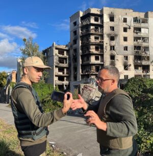 Oleg Zagorodnii Instagram - Почалася війна, здавалося все закінчилося для України,але з часом стало зрозуміло, що для України все тільки починається-Україна частина великого цивілізованого світу. Ігор @igor_srzic_cartledge з Великої Британії, Саша @alexmlnv з Болгарії, Ніка @nika_gurini з Грузії-люди з великим серцем та відважною душею. Вони навідалися до України у стані війни, щоб підтримати Українців. З такими друзями ми не маємо жодного шансу програти! Людські цінності переможуть безжалісний імперіалізм! Дякую Вам, друзі, у ці тяжкі часи нам було б набагато важче без вашої підтримки!