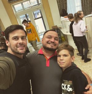 Oleg Zagorodnii Instagram - Почалася війна, здавалося все закінчилося для України,але з часом стало зрозуміло, що для України все тільки починається-Україна частина великого цивілізованого світу. Ігор @igor_srzic_cartledge з Великої Британії, Саша @alexmlnv з Болгарії, Ніка @nika_gurini з Грузії-люди з великим серцем та відважною душею. Вони навідалися до України у стані війни, щоб підтримати Українців. З такими друзями ми не маємо жодного шансу програти! Людські цінності переможуть безжалісний імперіалізм! Дякую Вам, друзі, у ці тяжкі часи нам було б набагато важче без вашої підтримки!