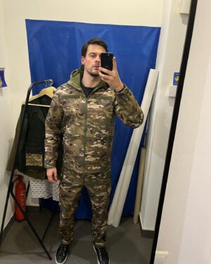 Oleg Zagorodnii Instagram - Чим я займаюсь уже 7 місяць-я намагаюся забезпечити якомога більше солдатів української армії одягом. Як це відбувається: я отримую донат, за ці гроші купую тканину і все необхідне для виробництва певної моделі військового одягу, в мене є конструктор Оксана @lebedinskaya_ksu , вона розробляє модель, потім ми знаходимо велике виробництво у Києві/Україні, яке відшиє нам багато одиниць певного одягу різних розмірів, я закуповую ще більше тканини та фурнітури, передаю усе це на виробництво, вони відшивають. Потім я отримую готовий одяг і відправляю солдатам на лінію фронту за допомогою пошти або волонтерів,а іноді особисто військовому у руки.Отож чим більше ваших донатів, тим більше я маю можливостей  для забезпечення 🇺🇦 хлопців. А ще,виробництво саме в Україні-це робота для наших людей і економія грошей, бо приміром куртка із тканини softsheel з Китаю з доставкою в Україну обійдеться у 45-50$, а ми маємо змогу цю куртку відшити за 35$. Дякую людям з усього світу, що допомагають мені продовжувати бути корисним для своєї країни у цей важкий час 🙏🏻💙💛
