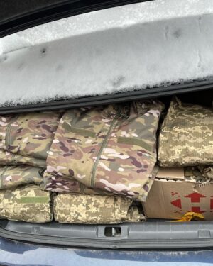 Oleg Zagorodnii Instagram - Чим я займаюсь уже 7 місяць-я намагаюся забезпечити якомога більше солдатів української армії одягом. Як це відбувається: я отримую донат, за ці гроші купую тканину і все необхідне для виробництва певної моделі військового одягу, в мене є конструктор Оксана @lebedinskaya_ksu , вона розробляє модель, потім ми знаходимо велике виробництво у Києві/Україні, яке відшиє нам багато одиниць певного одягу різних розмірів, я закуповую ще більше тканини та фурнітури, передаю усе це на виробництво, вони відшивають. Потім я отримую готовий одяг і відправляю солдатам на лінію фронту за допомогою пошти або волонтерів,а іноді особисто військовому у руки.Отож чим більше ваших донатів, тим більше я маю можливостей  для забезпечення 🇺🇦 хлопців. А ще,виробництво саме в Україні-це робота для наших людей і економія грошей, бо приміром куртка із тканини softsheel з Китаю з доставкою в Україну обійдеться у 45-50$, а ми маємо змогу цю куртку відшити за 35$. Дякую людям з усього світу, що допомагають мені продовжувати бути корисним для своєї країни у цей важкий час 🙏🏻💙💛