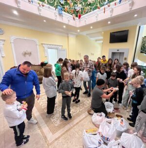 Oleg Zagorodnii Instagram - Почалася війна, здавалося все закінчилося для України,але з часом стало зрозуміло, що для України все тільки починається-Україна частина великого цивілізованого світу. Ігор @igor_srzic_cartledge з Великої Британії, Саша @alexmlnv з Болгарії, Ніка @nika_gurini з Грузії-люди з великим серцем та відважною душею. Вони навідалися до України у стані війни, щоб підтримати Українців. З такими друзями ми не маємо жодного шансу програти! Людські цінності переможуть безжалісний імперіалізм! Дякую Вам, друзі, у ці тяжкі часи нам було б набагато важче без вашої підтримки!