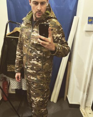 Oleg Zagorodnii Instagram - Як працюють ваші гроші:отримую гроші, потім планую виробництво на наступні три місяці(ранійше планував на місяць,але ми стали виробляти значно більше,тому це тепер значно довше). Потім я замовляю тканини,фурнітуру і Оксана @lebedinskaya_ksu розробляє певну модель(це може бути кітель,штани,убекс,куртка,флісова кофта…), я її міряю і ми затверджуємо,створюємо лекала і потім замовляємо ще більше тканини та фурнітури і розміщуємо замовлення на великому виробництві. І коли все готово, одяг починають отримувати військові через волонтерів,які його їм доставляють прямо на лінію фронту, або відправляємо поштою ближче до лінії фронту. Ось так ваші гроші допомагають українській армії. Дякую всім за підтримку! Якщо маєте бажання допомогти нам, напишіть мені у дірект 💙💛