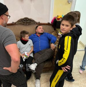 Oleg Zagorodnii Instagram - Почалася війна, здавалося все закінчилося для України,але з часом стало зрозуміло, що для України все тільки починається-Україна частина великого цивілізованого світу. Ігор @igor_srzic_cartledge з Великої Британії, Саша @alexmlnv з Болгарії, Ніка @nika_gurini з Грузії-люди з великим серцем та відважною душею. Вони навідалися до України у стані війни, щоб підтримати Українців. З такими друзями ми не маємо жодного шансу програти! Людські цінності переможуть безжалісний імперіалізм! Дякую Вам, друзі, у ці тяжкі часи нам було б набагато важче без вашої підтримки!