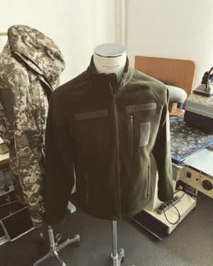 Oleg Zagorodnii Instagram - Як працюють ваші гроші:отримую гроші, потім планую виробництво на наступні три місяці(ранійше планував на місяць,але ми стали виробляти значно більше,тому це тепер значно довше). Потім я замовляю тканини,фурнітуру і Оксана @lebedinskaya_ksu розробляє певну модель(це може бути кітель,штани,убекс,куртка,флісова кофта…), я її міряю і ми затверджуємо,створюємо лекала і потім замовляємо ще більше тканини та фурнітури і розміщуємо замовлення на великому виробництві. І коли все готово, одяг починають отримувати військові через волонтерів,які його їм доставляють прямо на лінію фронту, або відправляємо поштою ближче до лінії фронту. Ось так ваші гроші допомагають українській армії. Дякую всім за підтримку! Якщо маєте бажання допомогти нам, напишіть мені у дірект 💙💛