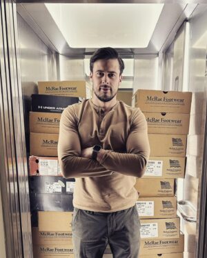Oleg Zagorodnii Instagram - Два місяці назад зібрав гроші, купив на них 60 пар берців і відвіз у напрямку Лиману, сьогодні отримав повідомлення і думаю, що настав час нам всім почати понтити справами для ЗСУ. Так, саме зараз час починати усім робити і розказувати про це. Помітив ,що якось вже для багатьох війна закінчилась, пріоритети змістились, почалися концерти,кіно та інше, чого не було скажімо минулого року. Переконаний, що кіно та інше культ життя необхідно робити виключно за гроші залученні з-за кордону. Бюджет воюючої країни має бути спрямований на переможні дії! Чекаю на понти про пророблені справи на користь української армії у своїй стрічці! Сподіваюсь, їх буде так само багато, як репетицій,знімальних днів, вистав та концертів.