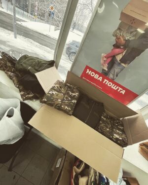 Oleg Zagorodnii Instagram - Як працюють ваші гроші:отримую гроші, потім планую виробництво на наступні три місяці(ранійше планував на місяць,але ми стали виробляти значно більше,тому це тепер значно довше). Потім я замовляю тканини,фурнітуру і Оксана @lebedinskaya_ksu розробляє певну модель(це може бути кітель,штани,убекс,куртка,флісова кофта…), я її міряю і ми затверджуємо,створюємо лекала і потім замовляємо ще більше тканини та фурнітури і розміщуємо замовлення на великому виробництві. І коли все готово, одяг починають отримувати військові через волонтерів,які його їм доставляють прямо на лінію фронту, або відправляємо поштою ближче до лінії фронту. Ось так ваші гроші допомагають українській армії. Дякую всім за підтримку! Якщо маєте бажання допомогти нам, напишіть мені у дірект 💙💛