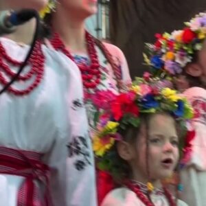Oleh Skrypka Instagram - Великий концерт @kraina_mriy_fest пісня «Купалочка» з дитячим колективом «Зернятко».