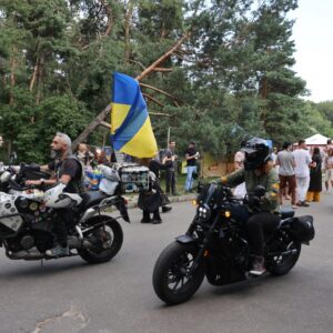 Oleh Skrypka Instagram - Закінчився перший день етнофестивалю «Країна мрій» і це було неймовірно! 💚

Дякуємо кожному, хто розуміє цінність українських традицій, розвиває нашу культуру, плекає мову та робить все задля розквіту всього українського 🇺🇦

До зустрічі завтра 😌

Посилання на квитки в шапці профілю. 

📍Національний ботанічний сад імені Миколая Гришка
(Вулиця Садово - Ботанічна, 1)

⏰21, 22, 23 червня з 12:00 до 21:00

📢Найближче укриття: станція метро “Звіринецька” — 1800 метрів

#країнамрій #фестивалькраїнамрій #олегскрипка #етнофестиваль #фестиваль #фестивалькиїв #етніка #воплівідоплясова #українськакультура #етно