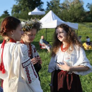 Oleh Skrypka Instagram - Закінчився перший день етнофестивалю «Країна мрій» і це було неймовірно! 💚

Дякуємо кожному, хто розуміє цінність українських традицій, розвиває нашу культуру, плекає мову та робить все задля розквіту всього українського 🇺🇦

До зустрічі завтра 😌

Посилання на квитки в шапці профілю. 

📍Національний ботанічний сад імені Миколая Гришка
(Вулиця Садово - Ботанічна, 1)

⏰21, 22, 23 червня з 12:00 до 21:00

📢Найближче укриття: станція метро “Звіринецька” — 1800 метрів

#країнамрій #фестивалькраїнамрій #олегскрипка #етнофестиваль #фестиваль #фестивалькиїв #етніка #воплівідоплясова #українськакультура #етно