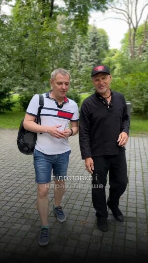Oleh Skrypka Instagram - Розповідаємо, що вас чекає на «Поетичній Майстерні», яка пройде в рамках етнофестивалю «Країна Мрій»💚

Приходьте, щоб разом насолодитись сучасною українською поезією😉

Посилання на квитки в шапці профілю☝🏻

📍Національний ботанічний сад імені Миколая Гришка
(Вулиця Садово - Ботанічна, 1)

⏰21, 22, 23 червня з 12:00 до 21:00

📢Найближче укриття: станція метро “Звіринецька” — 1800 метрів

#країнамрій #фестивалькраїнамрій #олегскрипка #етнофестиваль #фестиваль #фестивалькиїв #етніка #воплівідоплясова #українськакультура #етно