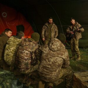 Oleh Skrypka Instagram - Цифри не можуть передати всі емоції та щирість візитів до наших воїнів, але ми з гордістю ділимося тим, як багато ми зробили за минулий місяць. В березні ми відвідали понад 2300 захисників у 7 областях, включаючи Харківську, Донецьку, Запорізьку, Херсонську, Миколаївську, Одеську, Вінницьку. Ми працювали в госпіталях, тренувальних центрах, з різними групами внутрішньо переміщеної молоді. Ми привезли на фронт близько тисячі книг, показували різноманітні освітні фільми про історію та культуру України, а також провели великий концерт у Києві, об’єднавши артистів Культурного Десанту з різних напрямків.

Але наша справжня сила полягає не в кількості, а в якості особистих зустрічей, кожна з яких є унікальною. Вони сповнені натхнення та надії, але також важкого досвіду та справжньої хоробрості.

Ми вдячні за всю підтримку, яку отримуємо! Разом ми продовжуємо розвиватися і переконуємося, наскільки кожна мить поряд з нашими воїнами є цінною.