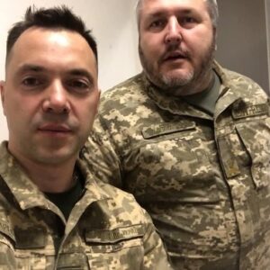 Oleksii Arestovych Instagram - - Ходят слухи, что Роман Ковальов хотят назначить комбригом N-ской бригады.

Это 100 % способ получить Арестовича в действующую армию, хоть и не по Сеньке шапка уже давно.)

Назначите - призываюсь немедленно.

Он обещал мне должность помощника барабанщика в бригадном оркестре.

Головнокомандувач ЗС України / CinC AF of Ukraine, как, рискнем?..

#арестович