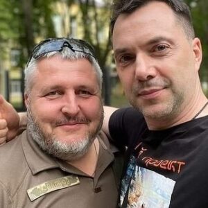 Oleksii Arestovych Instagram - - Ходят слухи, что Роман Ковальов хотят назначить комбригом N-ской бригады.

Это 100 % способ получить Арестовича в действующую армию, хоть и не по Сеньке шапка уже давно.)

Назначите - призываюсь немедленно.

Он обещал мне должность помощника барабанщика в бригадном оркестре.

Головнокомандувач ЗС України / CinC AF of Ukraine, как, рискнем?..

#арестович