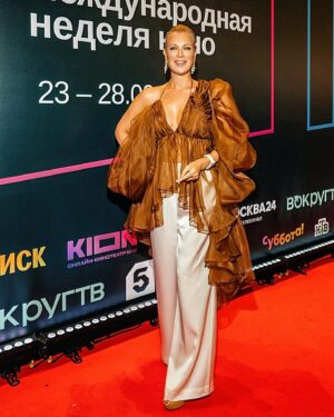 Olesya Sudzilovskaya Instagram - Церемония Открытия Международного Кинофестиваля 
Московской недели кино 
23 августа в кинотеатре «Художественный».🎬🎥❤️

https://moscowfilmweek.ru/

Благодарю за приглашение радушную встречу Евгению Попову #евгенияпопова ! Отлично повстречались и пообщались с коллегами - Алексеем Учителем @alexey.uchitel #алексейучитель , Милошем Биковичем  @bikovic , который стал ведущим церемонии Открытия. 
С Наташей Рудовой @rudovanata еще и попели!😂🎶

#олесясудзиловская #актриса #olesyasudzilovskaya #actress 
#московскаямеждународнаянеделякино #открытие #кино #cinema #festival #me