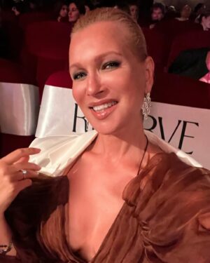 Olesya Sudzilovskaya Instagram - Церемония Открытия Международного Кинофестиваля 
Московской недели кино 
23 августа в кинотеатре «Художественный».🎬🎥❤️

https://moscowfilmweek.ru/

Благодарю за приглашение радушную встречу Евгению Попову #евгенияпопова ! Отлично повстречались и пообщались с коллегами - Алексеем Учителем @alexey.uchitel #алексейучитель , Милошем Биковичем  @bikovic , который стал ведущим церемонии Открытия. 
С Наташей Рудовой @rudovanata еще и попели!😂🎶

#олесясудзиловская #актриса #olesyasudzilovskaya #actress 
#московскаямеждународнаянеделякино #открытие #кино #cinema #festival #me