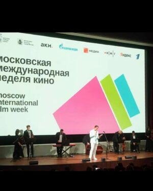 Olesya Sudzilovskaya Instagram - Церемония Открытия Международного Кинофестиваля 
Московской недели кино 
23 августа в кинотеатре «Художественный».🎬🎥❤️

https://moscowfilmweek.ru/

Благодарю за приглашение радушную встречу Евгению Попову #евгенияпопова ! Отлично повстречались и пообщались с коллегами - Алексеем Учителем @alexey.uchitel #алексейучитель , Милошем Биковичем  @bikovic , который стал ведущим церемонии Открытия. 
С Наташей Рудовой @rudovanata еще и попели!😂🎶

#олесясудзиловская #актриса #olesyasudzilovskaya #actress 
#московскаямеждународнаянеделякино #открытие #кино #cinema #festival #me