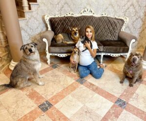 Olga Orlova Instagram - Привет, мой новый год)
Я тебе очень рада! Я очень благодарна за то, что изо дня в день со мной идут мои самые лучшие люди в мире… Мои родители, которые всегда рядом; мой сын, который постепенно, но уверенно становится настоящим мужчиной и моим другом; мой любимый мужчина, который дал мне почувствовать, что такое «женское счастье» и показал мне, что же такое иметь «вторую половинку»; мои друзья, которыми я горжусь и восхищаюсь, потому что они самые лучшие на свете; мои хвостики, которые стали неотъемлемой частью моей вселенной…  Каждый раз, анализируя всё, что со мной происходит, я думаю: «Господи, неужели я всё это заслужила?!🙈» 
Впервые, за последние лет тридцать, сегодня я не сделаю ни глотка своего любимого шампанского, но и это тоже потому, что случилось чудо, которое я очень хотела и очень берегу🙏🏼 
И я очень надеюсь, что всё ещё впереди!!! 
Я всегда верю в самое лучшее, независимо ни от чего, просто верю. Каждый свой день! 
Спасибо за то, что вы со мной ❤️
Давайте верить вместе! И пусть все ваши мечты сбываются! Я именно это сегодня загадала! 🥰