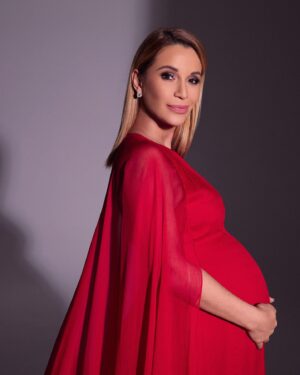 Olga Orlova Instagram - Имя малышке❤️
Хочется что-то простое, без премудростей. Еще надо учитывать отчество- Валерьевна. 
Поучаствуйте идеями)? 🥰

Foto @mary.mois 
Style @ys_anya