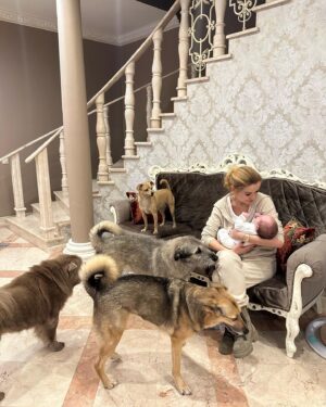 Olga Orlova Instagram - Встретили меня дома  семеро детей😇 (дочка, сын, 4 🐕 и 1🐈)
Счастье есть!❤️❤️❤️