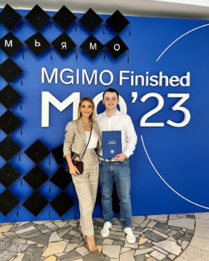 Olga Orlova Instagram - Это был очень волнительный и важный момент))) 
Артём окончил бакалавриат! 🎉Программа минимум выполнена! 🍾 Дальше в магистратуру) 
Это так прекрасно окунуться в атмосферу студенческой жизни))) Вспомнила юность😅