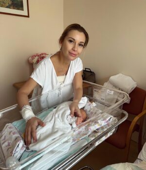 Olga Orlova Instagram - Самый популярный вопрос: Где я вела свою беременность и рожала Аню. 
Я уже рассказывала вам о своих многочисленных попытках вновь стать мамой , и вот, когда всё получилось, было важно, чтобы всё шло по плану. Беременность после 40-ка, а, в моем случае, в 45- это очень серьезный шаг, и для меня было очень важно доверять докторам и клинике, где я её вела. 
Две недели назад я стала мамой моей чудесной малышки, и сегодня готова поделиться своим опытом с теми девушками и женщинами, кому это актуально)
На мой взгляд, лучшее место в Москве, где помогают планировать беременность, вынашивать и родить ребёнка в условиях повышенного комфорта – Госпиталь MD GROUP. Здесь рожали практически все мои подруги, и их рекомендации врачей я проверила на себе. 
Медицина, оборудование, профессиональные врачи - всё просто на высочайшем уровне! Отдельное спасибо заботливому и внимательному персоналу, они все хранили мою тайну про беременность, пока я не поделилась этим в соц.сетях🙏🏼
Я не хотела рожать ни в одном городе мира, кроме своего родного, потому что для меня было важно быть рядом со своей семьей. И я родила так, что, была б я помоложе,- еще раз пять бы сюда вернулась! 😅
Про цены: Комфортные роды, роды любой степени риска возможны по доступной цене. Можно родить с профессиональными врачами, с отдельной палатой, с 6-ти разовым питанием , сумку в  роддом собирать не надо, пребывание похоже на пребывание в санатории, полное обследование матери и малыша и это все от 199 тыс рублей в Госпитале MD GROUP на Севастопольском проспекте @aist_i_kapusta 
Ну, и вишенка на торте))) 
Мой доктор- моя Богиня! 
Нормантович Татьяна Олеговна❤️ @normantovich_doctor
На протяжении всей беременности, она была моей самой мощной поддержкой. Поверьте, с таким доктором «не родить» - просто невозможно!😁
Благодаря её профессионализму, мне было проведено КС, и Анечка появилась на свет)👼🥰