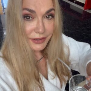 Olga Sumskaya Instagram - Хмельниччина! Місто Сатанів!Перлина України!❤️Декілька днів в улюбленому @arden_palace  відновили сили ,аби знову поринути в роботу!❤️
Запрошуємо вас у ARDEN PALACE Medical Resort & SPA, який розміщений у райському куточку «Подільської Швейцарії» у Сатанові.
«ARDEN PALACE» – це унікальний санаторно-курортний комплекс, що не має аналогів в Україні та Європі. Здається, сама природа, сповнена цілющими силами, що вирують у глибині землі лікувальними водами, вабить сюди людей. А ще ліс голосами птахів закликає прислухатись на мить до душі «Подільських Товтр».
Консультації провідних лікарів України, новітнє діагностичне та медичне обладнання, сучасні методи діагностики та лікування, індивідуальний підхід до кожного гостя, а також цілюща природа та мінеральні води Подільського краю – запорука відновлення життєвої сили та здоров’я.
Відпочивайте в Україні!🙌🏻❤️
#відпочивайвукраїні