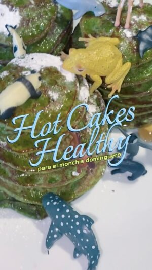 Olivia Collins Instagram - Dale a tu cuerpo espinacas, Macarena! Aaaah ah! 🪇🥬 Les enseño mis hotcakes healthy que les había prometido hace un chorro (perdónnn) 🥞💚

Aquí va la receta a ojo: 

🥣 2 Tazas de avena orgánica sin glifosato X un pesticida presente en casi todo pero especialmente en la avena, la mía es de @costco_mexico 
🍌 1 Plátano 〰️ congelado para mayor textura pero puede ser normal
🥬 Puñito de espinacas orgánicas también
🧂Pizquita de sal rosa del Himalaya 〰️ así se ahorran el flúor (y el yodo) que calcifica la pituitaria
🥚 1 Huevo orgánico
🍨 ½ Taza de yogurt griego orgánico y sin azúcar 〰️ chequen que no lleve carragenina u otros aditivos, solo leche y cultivos
🥛 Chorrito de leche de avena o la de su preferencia
🥮 Pizca de pumkin spice (@costco_mexico o @estadonaturalmx), canela y bicarbonato 
🧈 1 Cucharada de ghee
🥃 Chorrito de vainilla 

Opcionales:

🍫 Chispas de chocolate sin azúcar (@costco_mexico)
🍚 Azúcar glass
🍁 Sirope de maple puro y orgánico (@costco_mexico)

Pro tip! Tómense primero su jugo verde para que arranquen el día con fibra y amortigüen el pico de glucosa 🧃

Enséñenme cómo les quedan!

#oliviacollins #hotcakes #pancakes #desayuno #healthy #receta