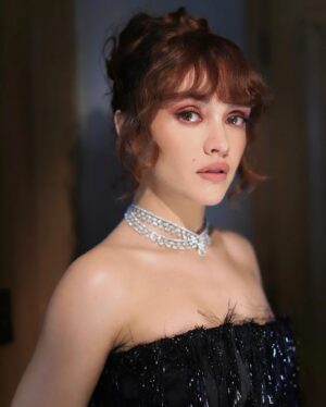 Olivia Cooke Instagram - ☕️ stella ☕️

garms @sweetbabyjamie 
hur @alipirzadeh 
mug @babskymakeup 

@stellamccartney 

thank you to everyone who shoved me out there these past two weeks and made sure I felt incred. and thank you @premierpersonalpr for looking after me when I had not even two brain cells to rub together. going bed now. enjoy the show! night night. 

#hotd