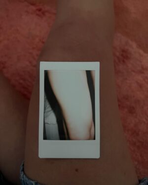 Olivia O'Brien Instagram - things are actually way funnier than u think they are. especially knees.