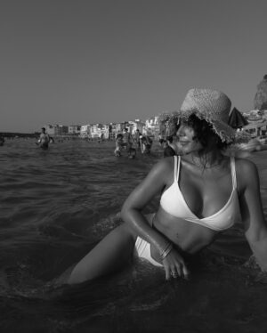 Olívia Ortiz Instagram - Numa das praias mais bonitas da Sicília