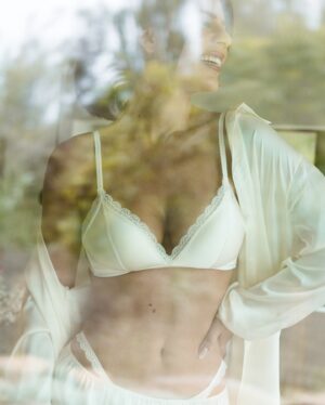 Olívia Ortiz Instagram - I’m living in a divine silk dream @intimissimiofficial 
#intimissimigirls #intimissimi #divinesilk #pub