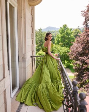 Olivia Palermo Instagram - 💚 Love a great back drop! 💚✨💕👗@giambattistavalli 
@giambattistavalliparis