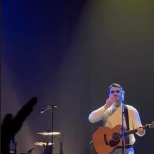 Olivier Couture Instagram - Au cours des derniers mois, j’ai eu l’immense privilège d’ouvrir pour @jonathanroy dans les plus belles salles de spectacles du Québec. Encore une fois, un énorme merci pour ça Jo. Je suis plus que reconnaissant de la belle opportunité que tu m’offres. 💐 

Je prendrai une petite pause de spectacle cet été pour écrire d’autres chansons. 

La tournée reprend cet automne, j’ai hâte. ❤️

@fiercetalentagency