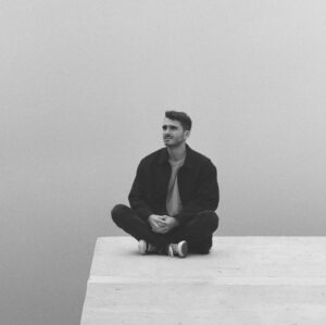 Olivier Couture Instagram - Je suis très heureux de vous annoncer que mon prochain extrait sort le 21 janvier prochain!🙌🏼

Tu peux pré-sauvegarder la chanson maintenant. Lien dans ma bio✌🏼