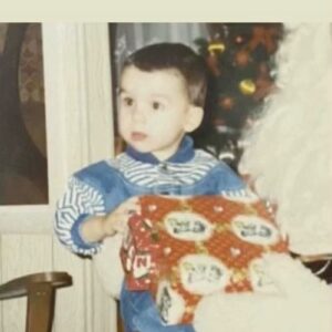 Olivier Couture Instagram - Petite surprise ce matin, je sors une toune de Noël!🎄 Le lien est dans ma bio 🎅🏼 

J’ai toujours aimé cette chanson là et j’ai eu envie d’en enregistrer une version-maison, bien soft. ✌🏼