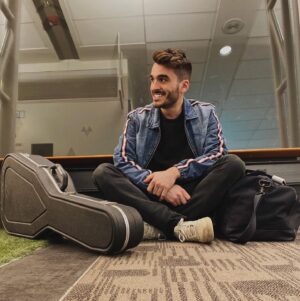 Olivier Couture Instagram - 🇨🇿 Je m’envole vers Prague pour les prochains jours! ✈️ Je vous dirai pourquoi prochainement. Disons seulement que la vie de musicien rime souvent avec le mot bière! ✌🏼
