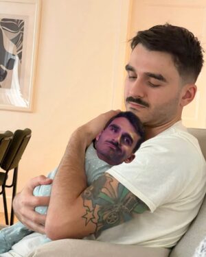 Olivier Couture Instagram - Doux matin avec bébé fille 👧🏻 

On a des airs, je trouve!