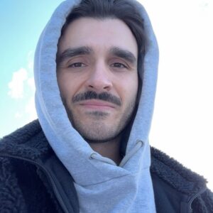 Olivier Couture Instagram - Longer la 138 pour aller présenter mes chansons était tout un privilège. Bienvenue à tout ceux qui m’ont découvert pendant cette magnifique fin de semaine et à très bientôt, je l’espère!

Hier soir se terminait pour moi la tournée avec @jonathanroy 

Après un peu plus de 1 an à faire le tour de quelques unes des plus belles salles au Québec, je retourne à la table à dessin pour travailler sur des nouvelles chansons. 

J’ai déjà hâte de reprendre la route! 🫶🏼 

@fiercetalentagency