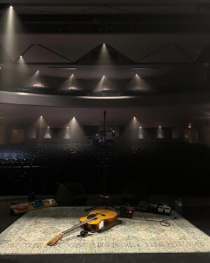 Olivier Couture Instagram - Longer la 138 pour aller présenter mes chansons était tout un privilège. Bienvenue à tout ceux qui m’ont découvert pendant cette magnifique fin de semaine et à très bientôt, je l’espère!

Hier soir se terminait pour moi la tournée avec @jonathanroy 

Après un peu plus de 1 an à faire le tour de quelques unes des plus belles salles au Québec, je retourne à la table à dessin pour travailler sur des nouvelles chansons. 

J’ai déjà hâte de reprendre la route! 🫶🏼 

@fiercetalentagency
