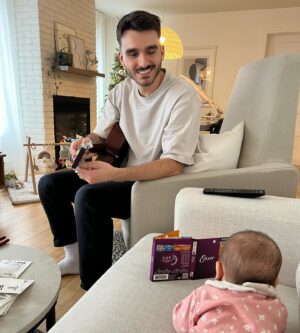 Olivier Couture Instagram - Regarder popa changer ses cordes de guit