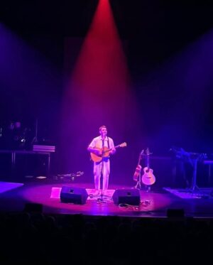 Olivier Couture Instagram - Au cours des derniers mois, j’ai eu l’immense privilège d’ouvrir pour @jonathanroy dans les plus belles salles de spectacles du Québec. Encore une fois, un énorme merci pour ça Jo. Je suis plus que reconnaissant de la belle opportunité que tu m’offres. 💐 

Je prendrai une petite pause de spectacle cet été pour écrire d’autres chansons. 

La tournée reprend cet automne, j’ai hâte. ❤️

@fiercetalentagency