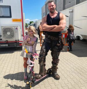 Olivier Richters Instagram - Borderlands is now in all cinemas! It was an honor working with @spencerwilding , Cate Blanchett, @jamieleecurtis , @ariana_greenblatt , @bignasty & @realeliroth . Swipe for behind the scenes photos! #borderlands #thedutchgiant #borderlandsfilm #BorderlandsMovie #cinema #film #movie #actor